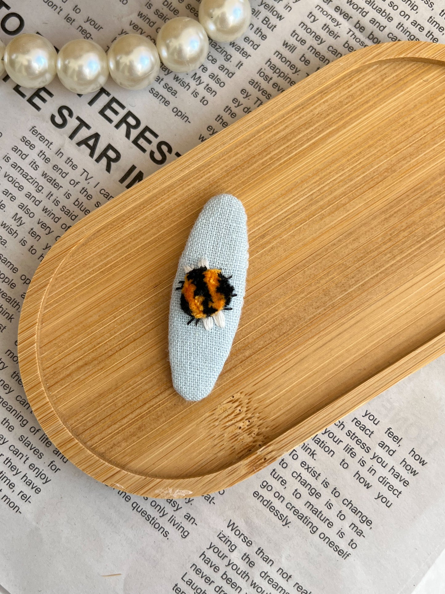 Clamă brodată «Blue Bee»