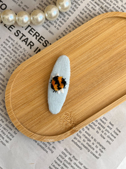Clamă brodată «Blue Bee»
