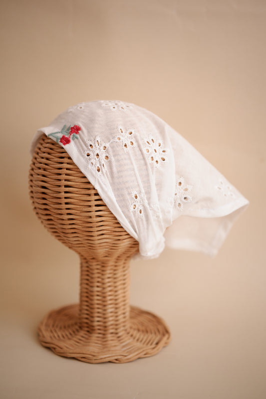 Batista cu broderie flori roșii