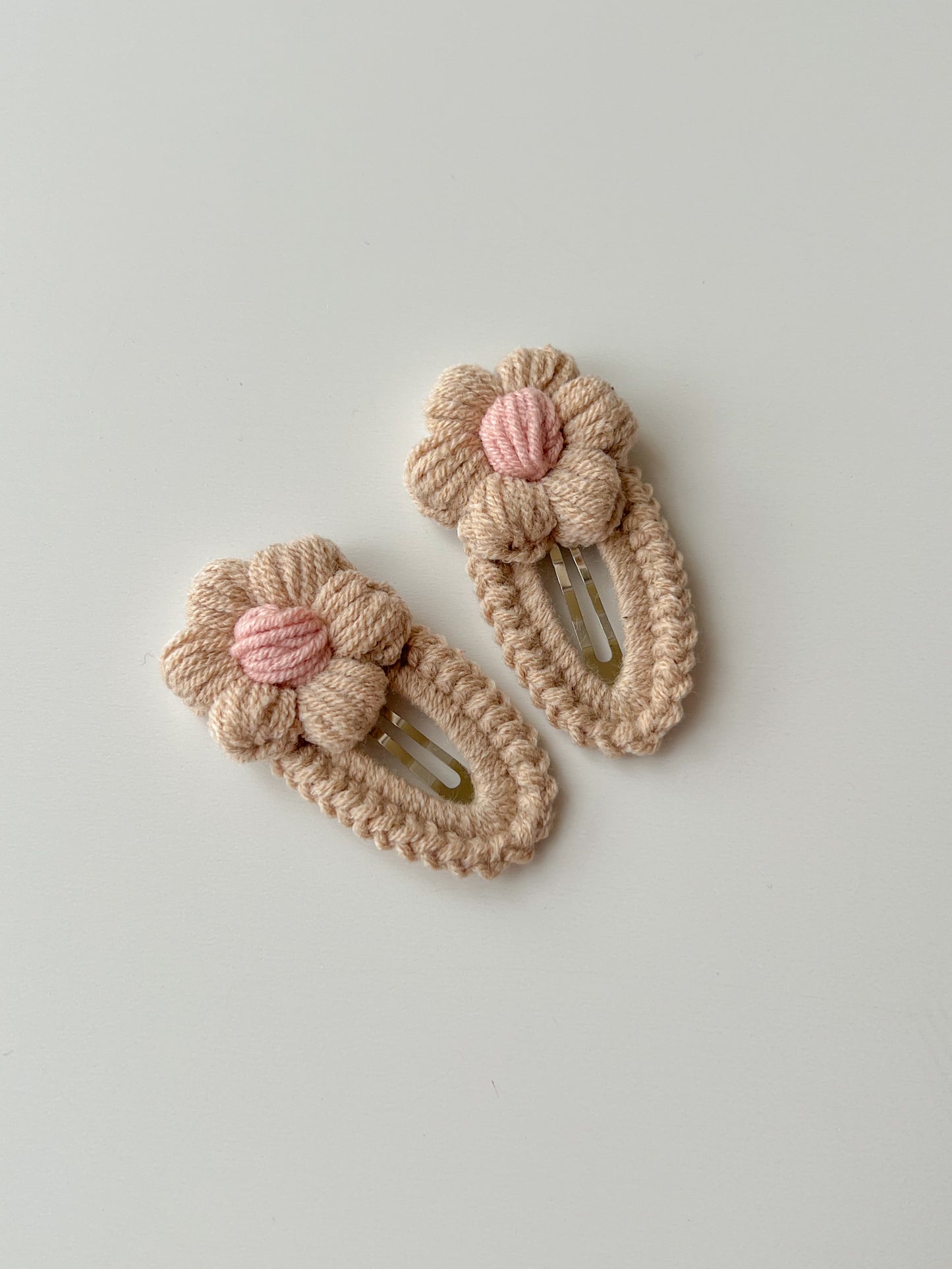 Clame croșetate - floricele pastelate