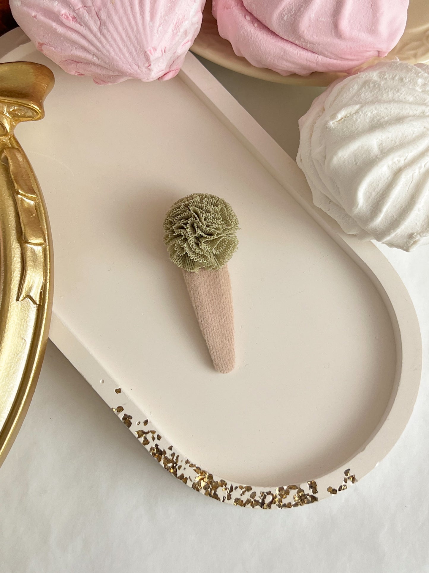 Clame „PomPom Velvet” — verde sage