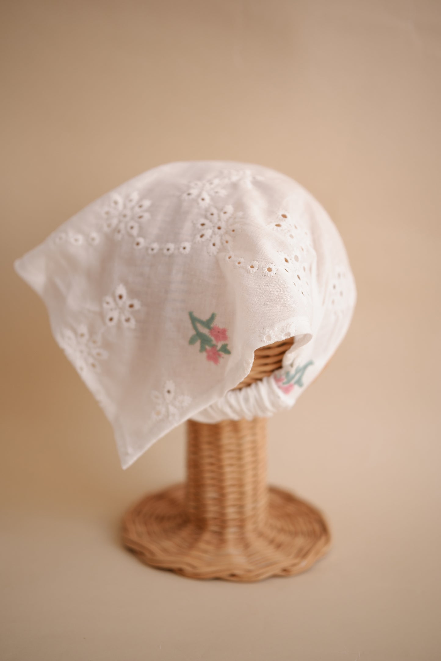 Batistă cu broderie rose