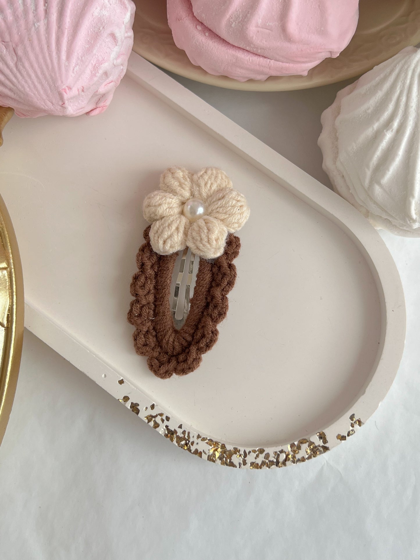 Cocoa Bloom — Agrafă Croșetată