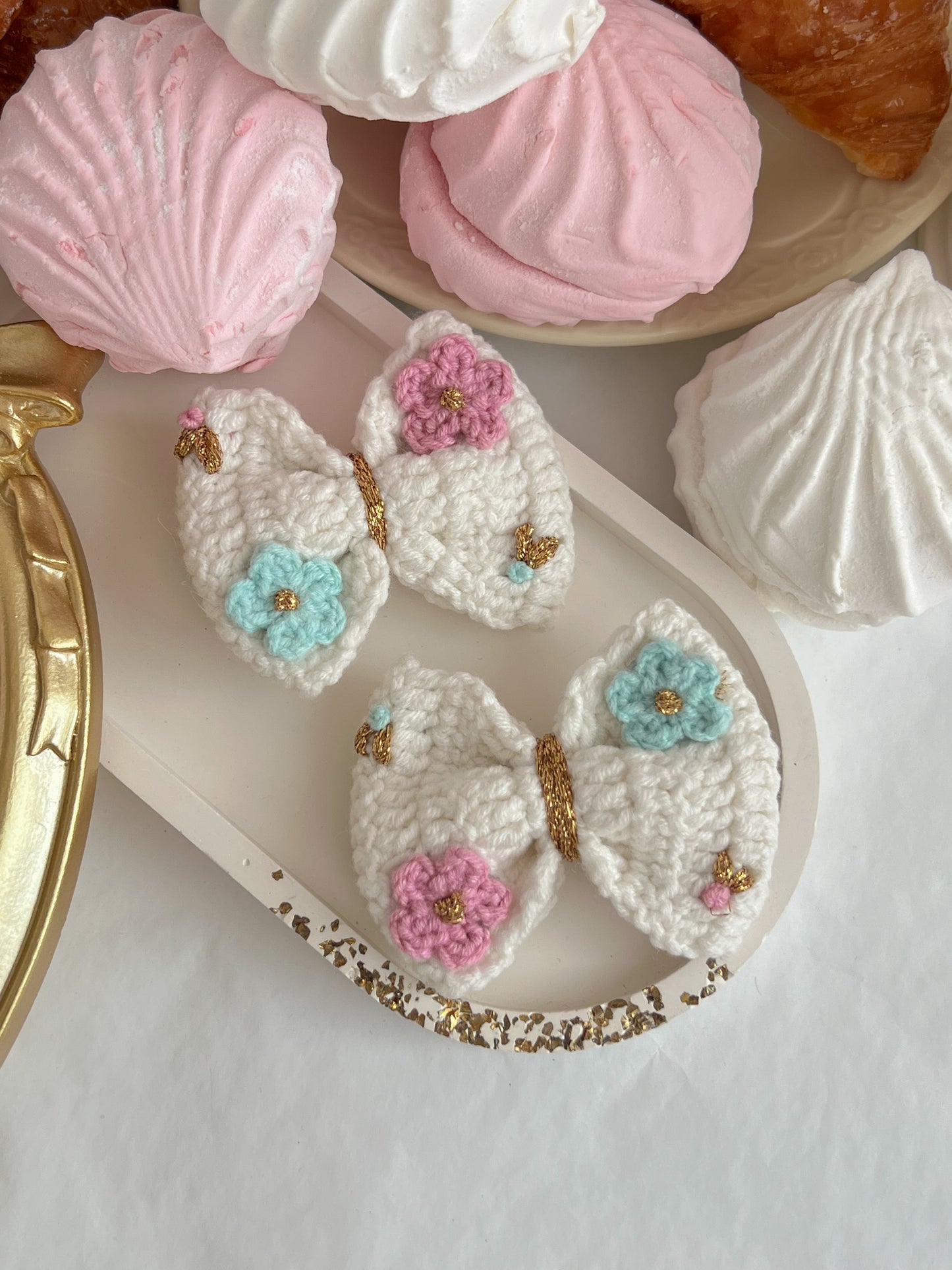 Blossom Bow — Agrafă Croșetată