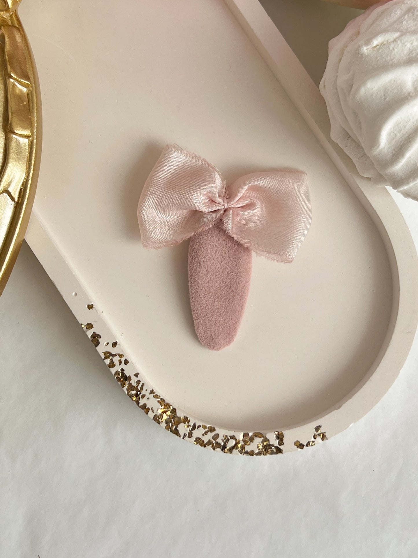 Clame „Silk Bow Grande” — roz pudrat