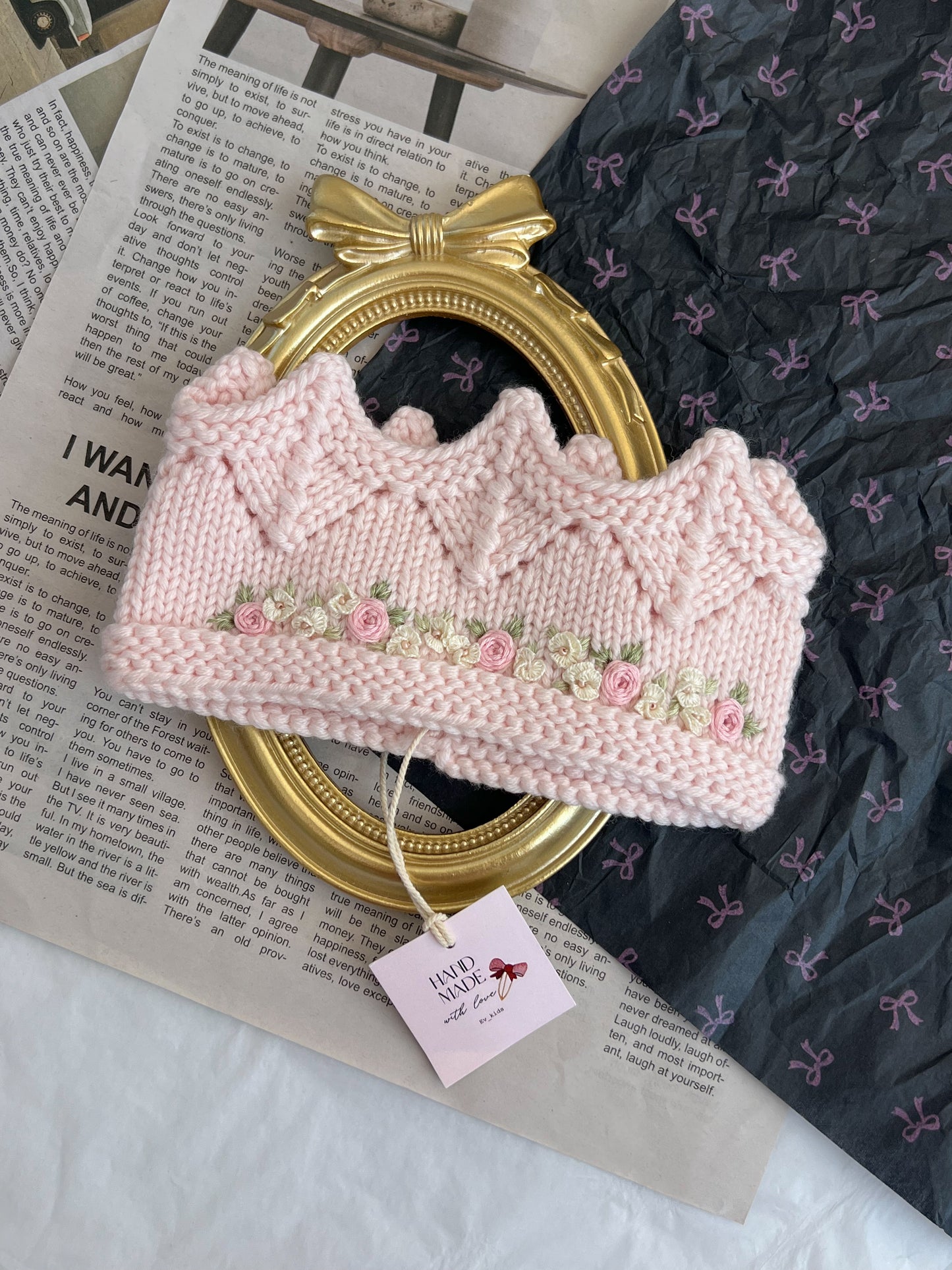 Bentiță tricotată manual tip Coroniță cu Broderie