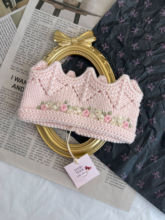 Bentiță tricotată manual tip Coroniță cu Broderie
