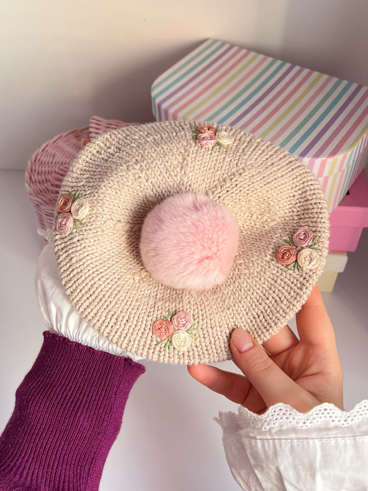 Bereta cu broderie