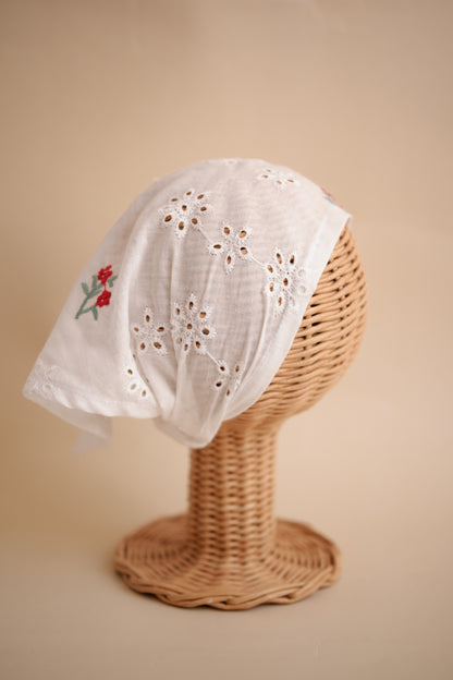 Batista cu broderie flori roșii