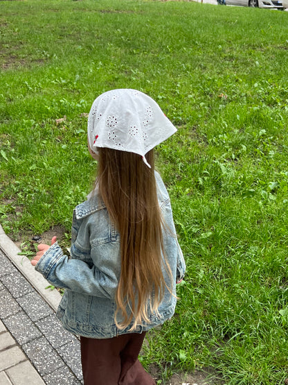 Batista cu broderie flori roșii