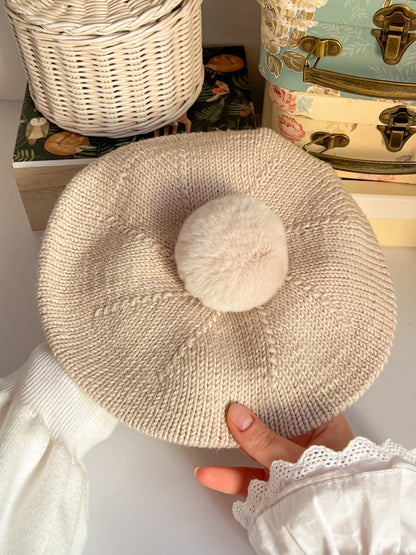 Bereta bej cu pompon