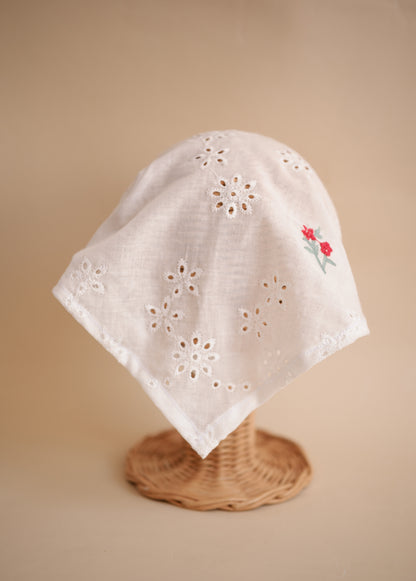 Batista cu broderie flori roșii