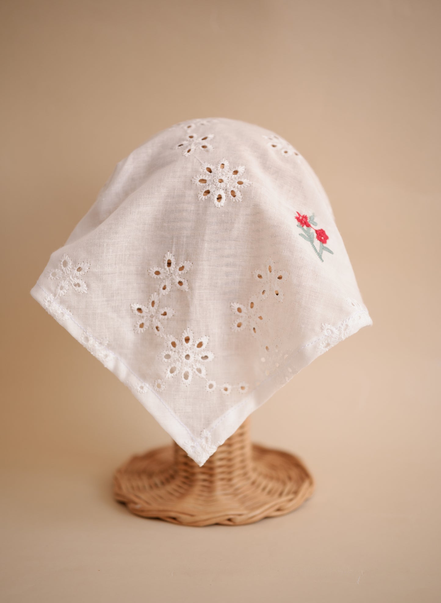 Batista cu broderie flori roșii