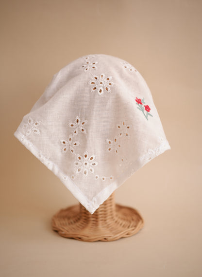 Batista cu broderie flori roșii