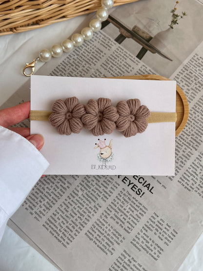 Bentiță pe elastic – Floricele tricotate maro
