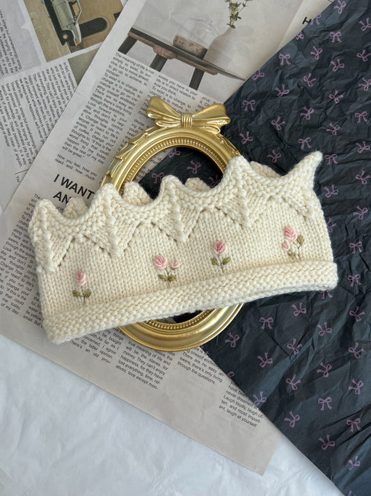 Bentiță tricotată manual tip Coroniță cu Broderie