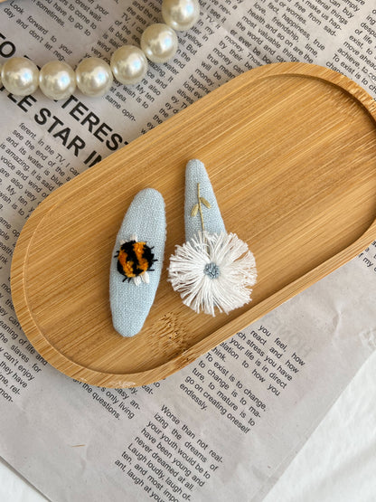Clamă brodată «Blue Bee»