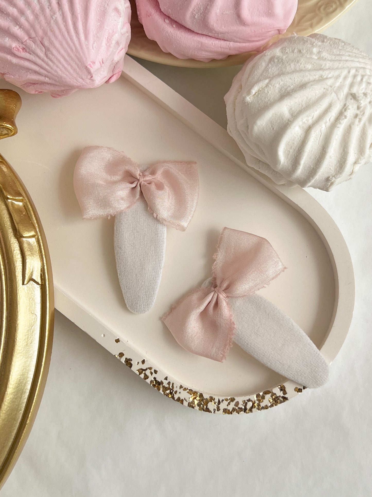 Clame „Silk Bow” — roz pudrat
