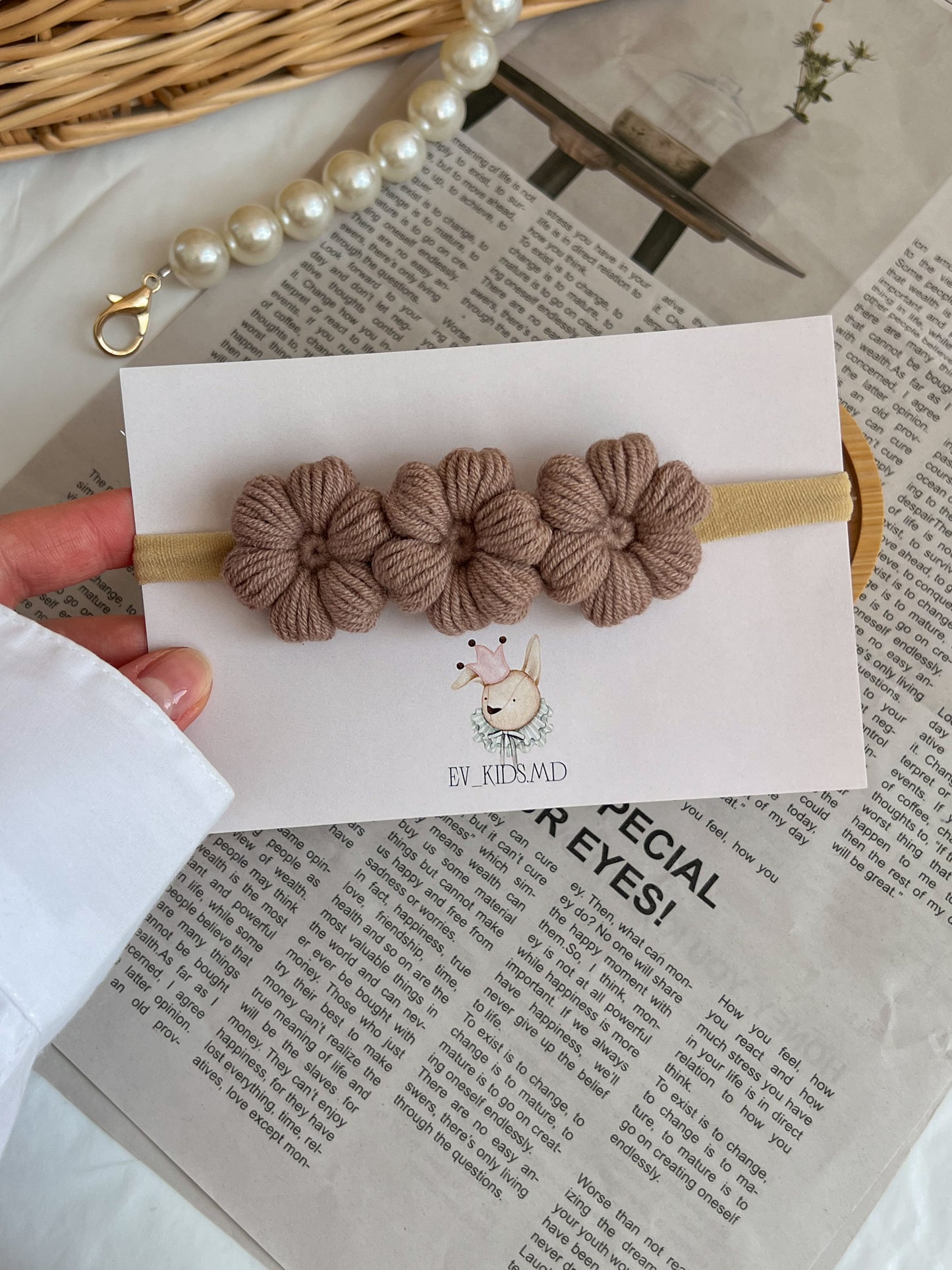 Bentiță pe elastic – Floricele tricotate maro