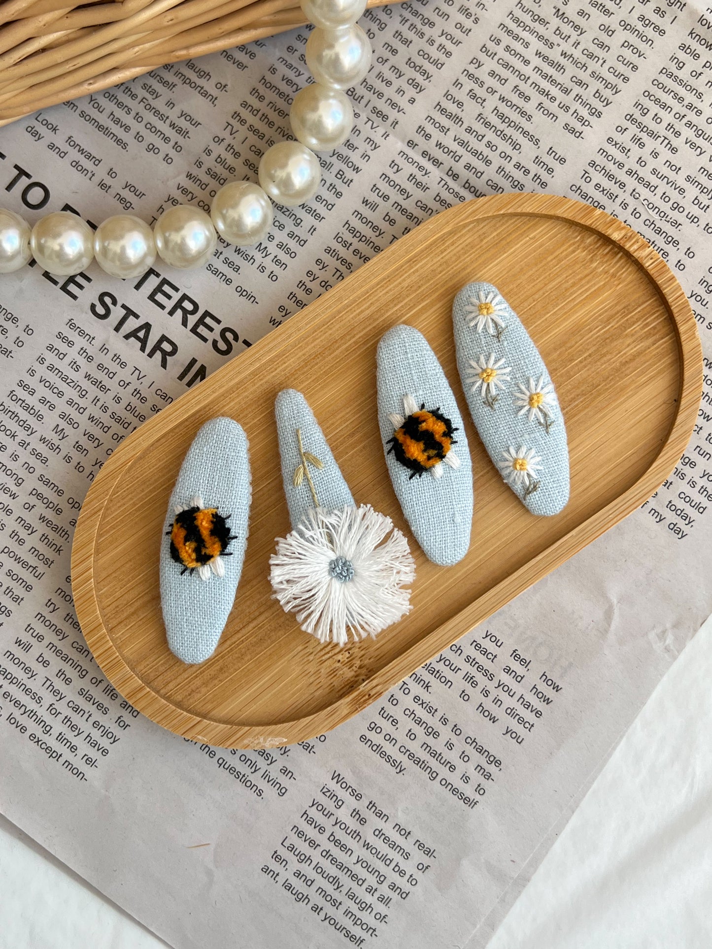 Clamă brodată «Blue Bee»