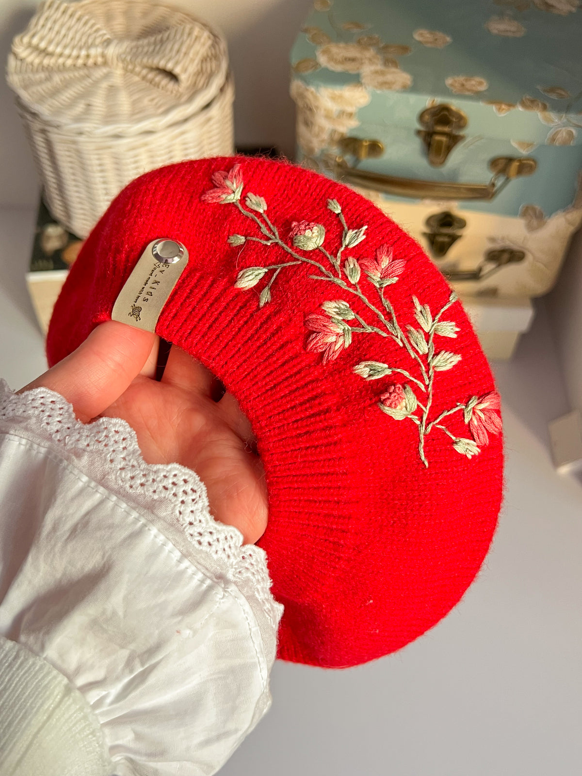 Bereta cu broderie și fundițe
