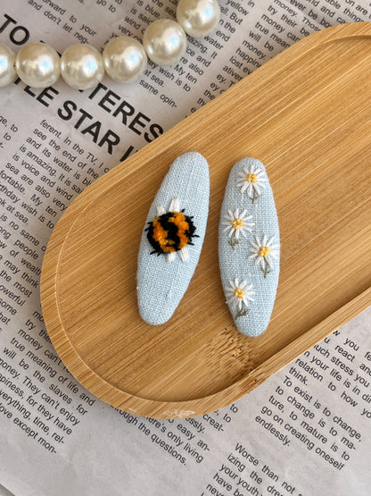 Clamă brodată «Blue Bee»