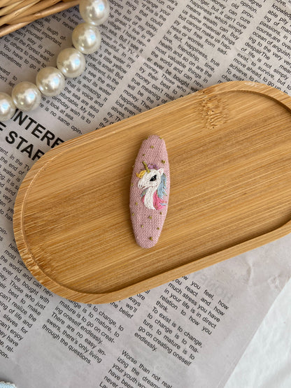 Clamă brodată «Unicorn»