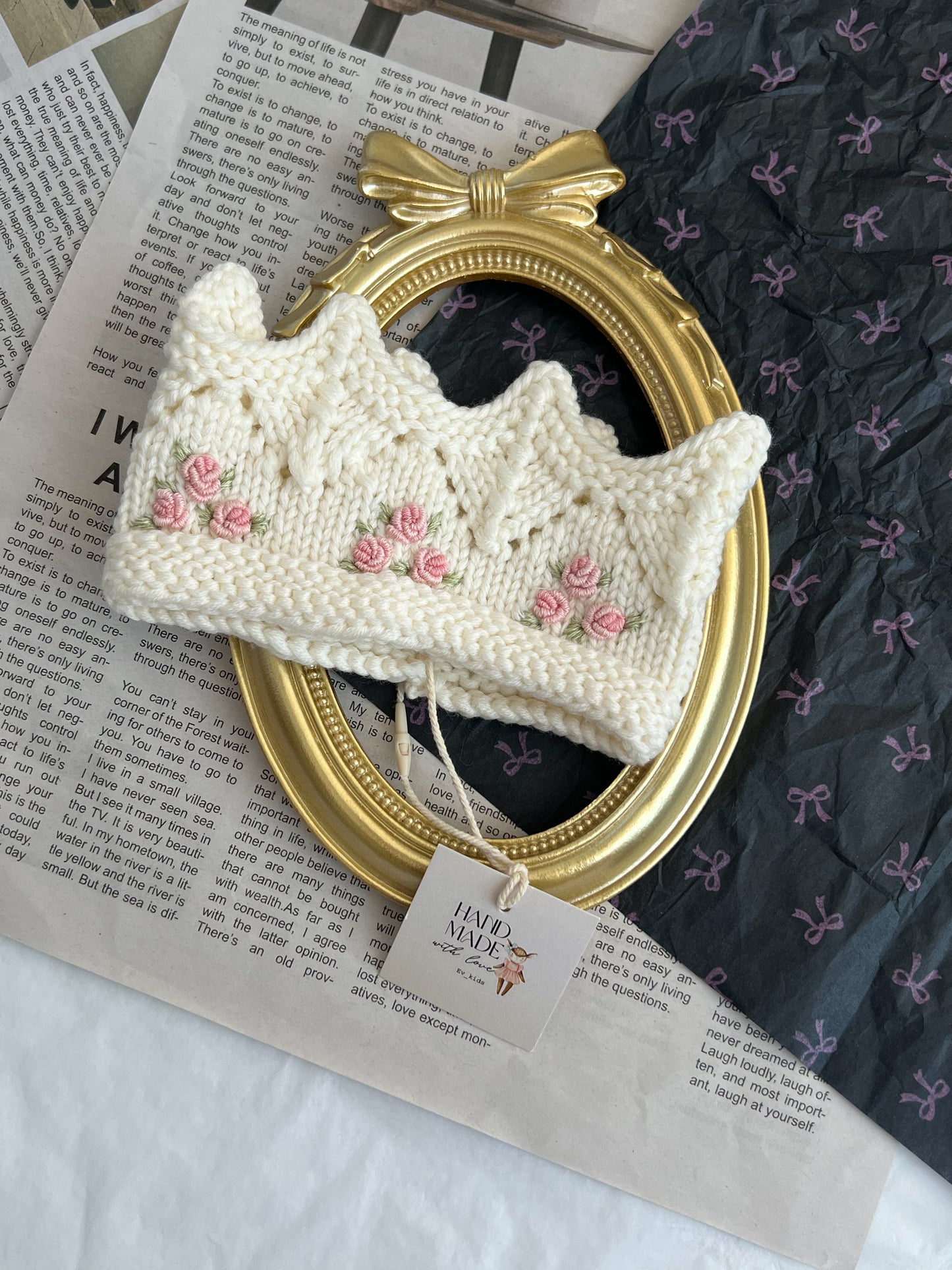 Bentiță tricotată manual tip Coroniță cu Broderie