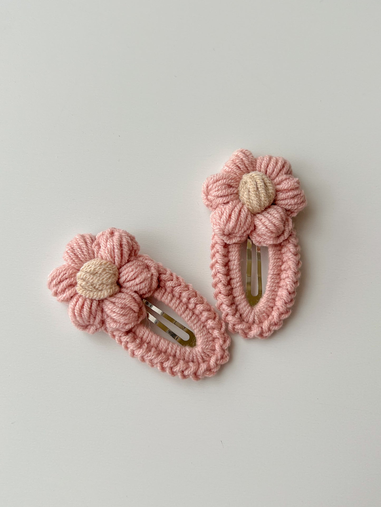 Clame croșetate - floricele pastelate