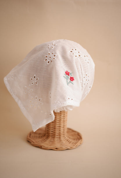 Batista cu broderie flori roșii