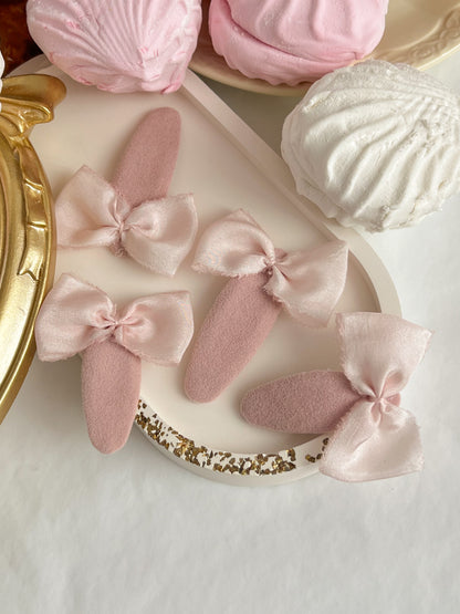 Clame „Silk Bow Grande” — roz pudrat
