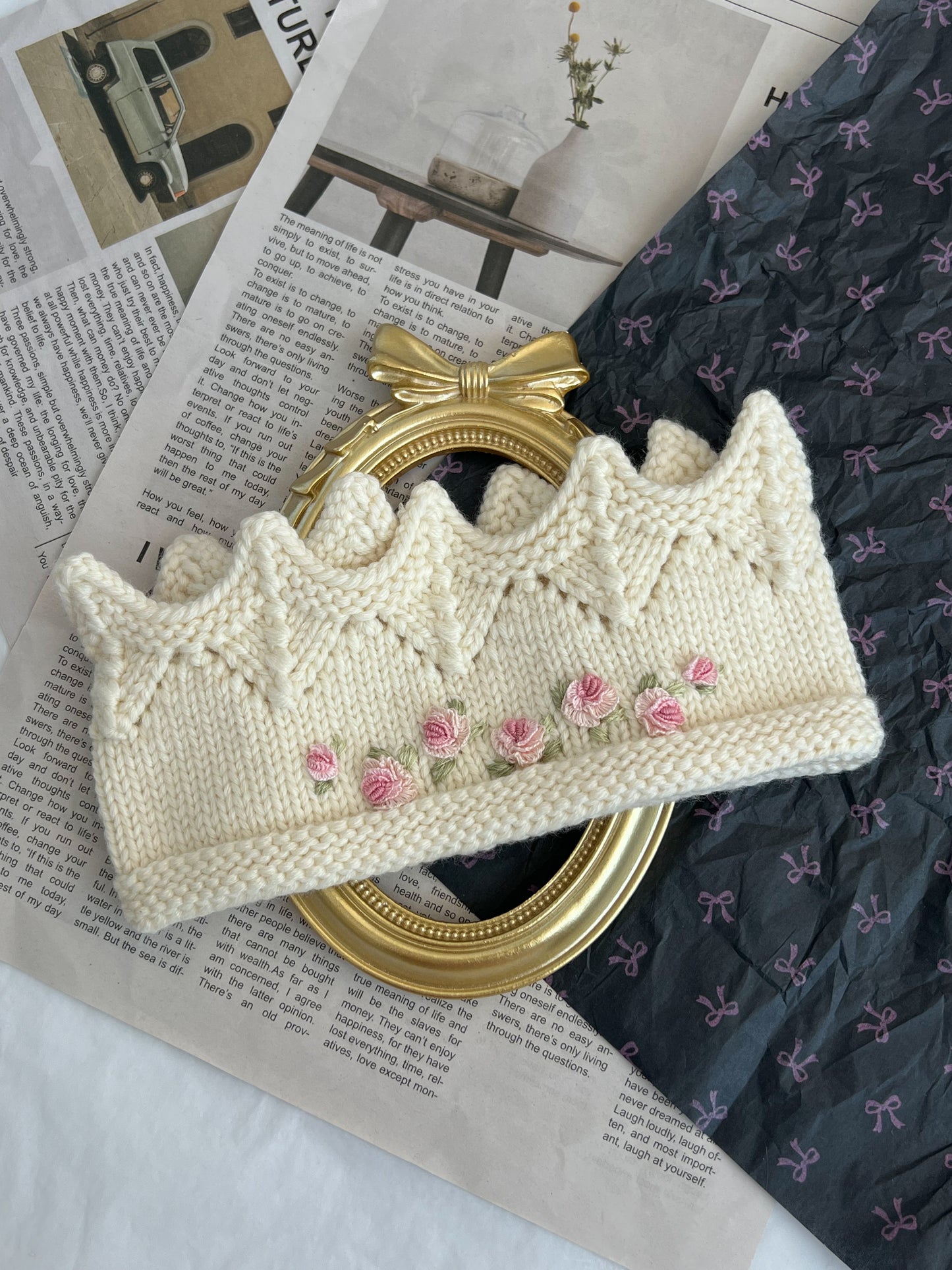 Bentiță tricotată manual tip Coroniță cu Broderie