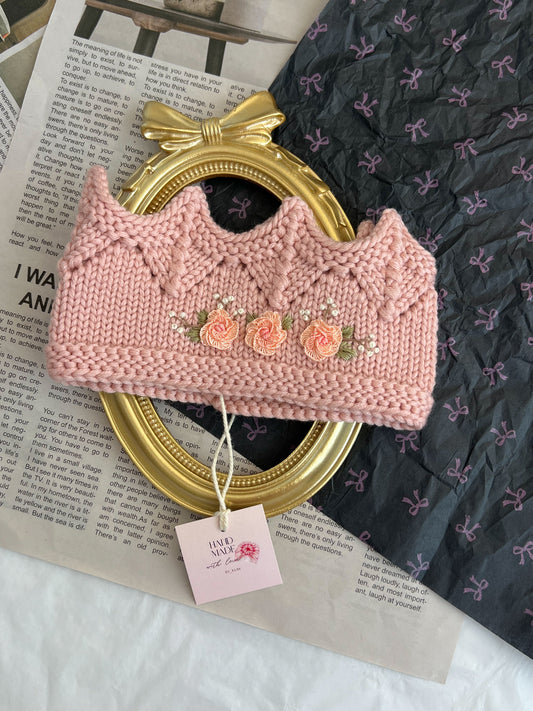 Bentiță tricotată manual tip Coroniță cu Broderie