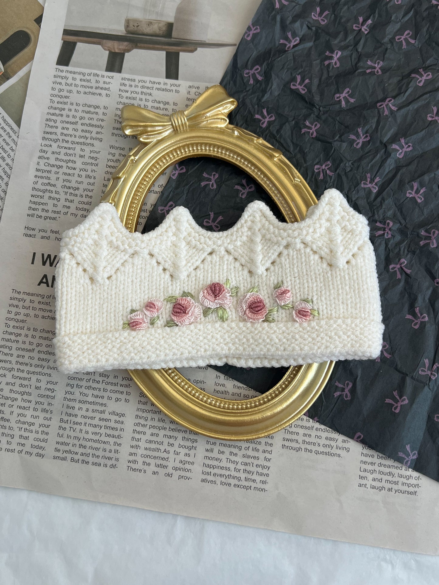 Bentiță tricotată manual tip Coroniță cu Broderie