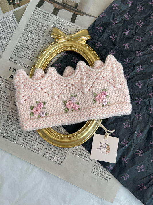 Bentiță tricotată manual tip Coroniță cu Broderie