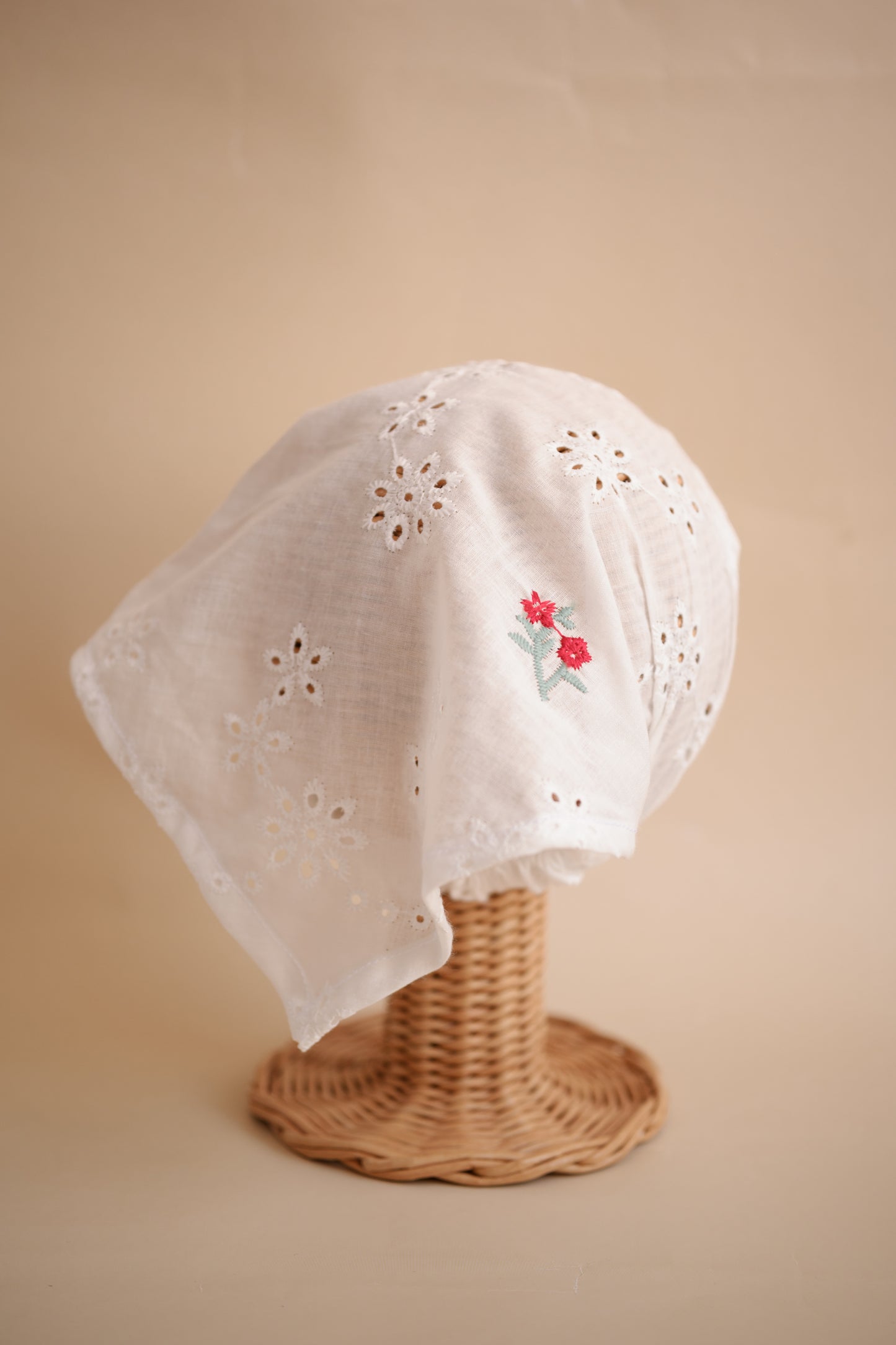 Batista cu broderie flori roșii