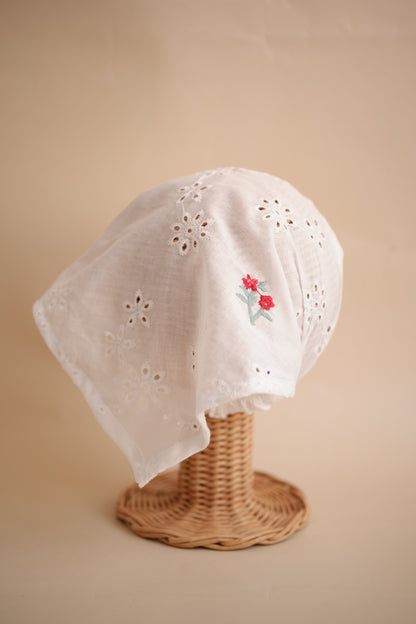 Batista cu broderie flori roșii