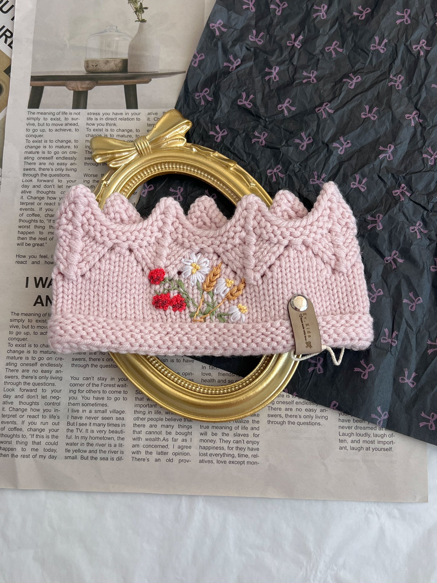 Bentiță tricotată manual tip Coroniță cu Broderie