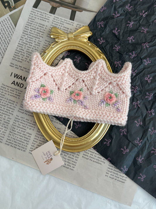 Bentiță tricotată manual tip Coroniță cu Broderie