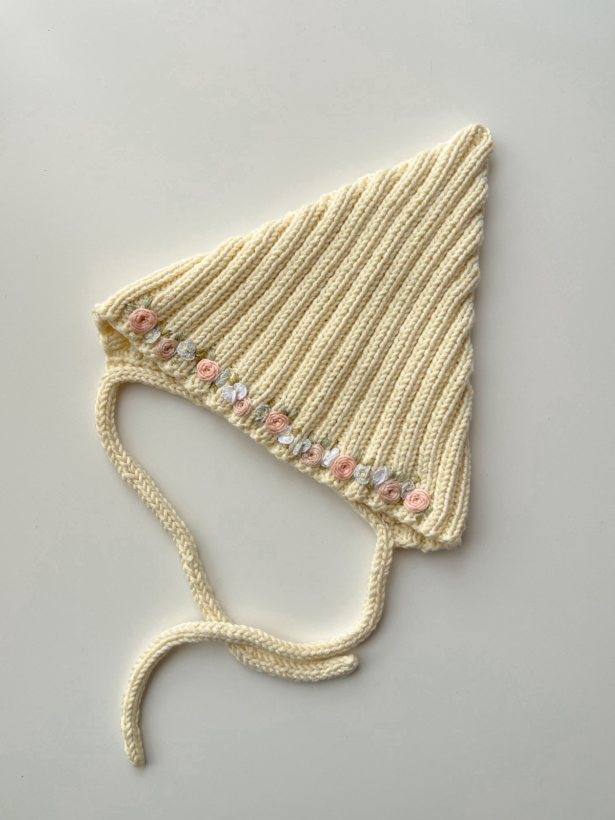 Căciuliță elf cu broderie manuală