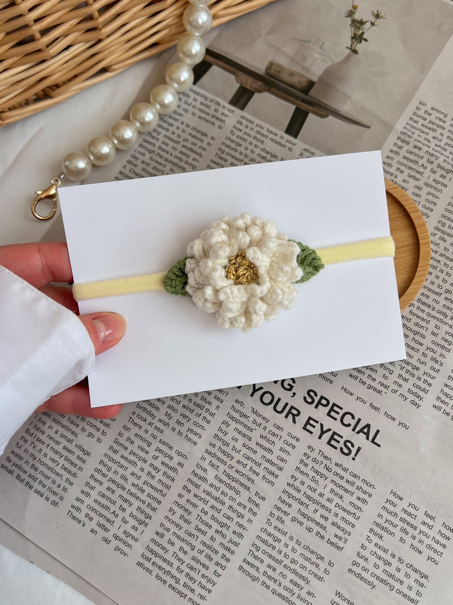 Bentiță pe elastic – Floare crochet albă