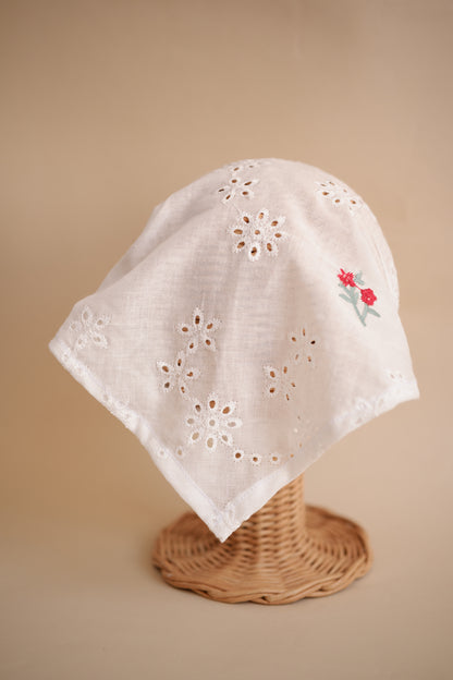 Batista cu broderie flori roșii