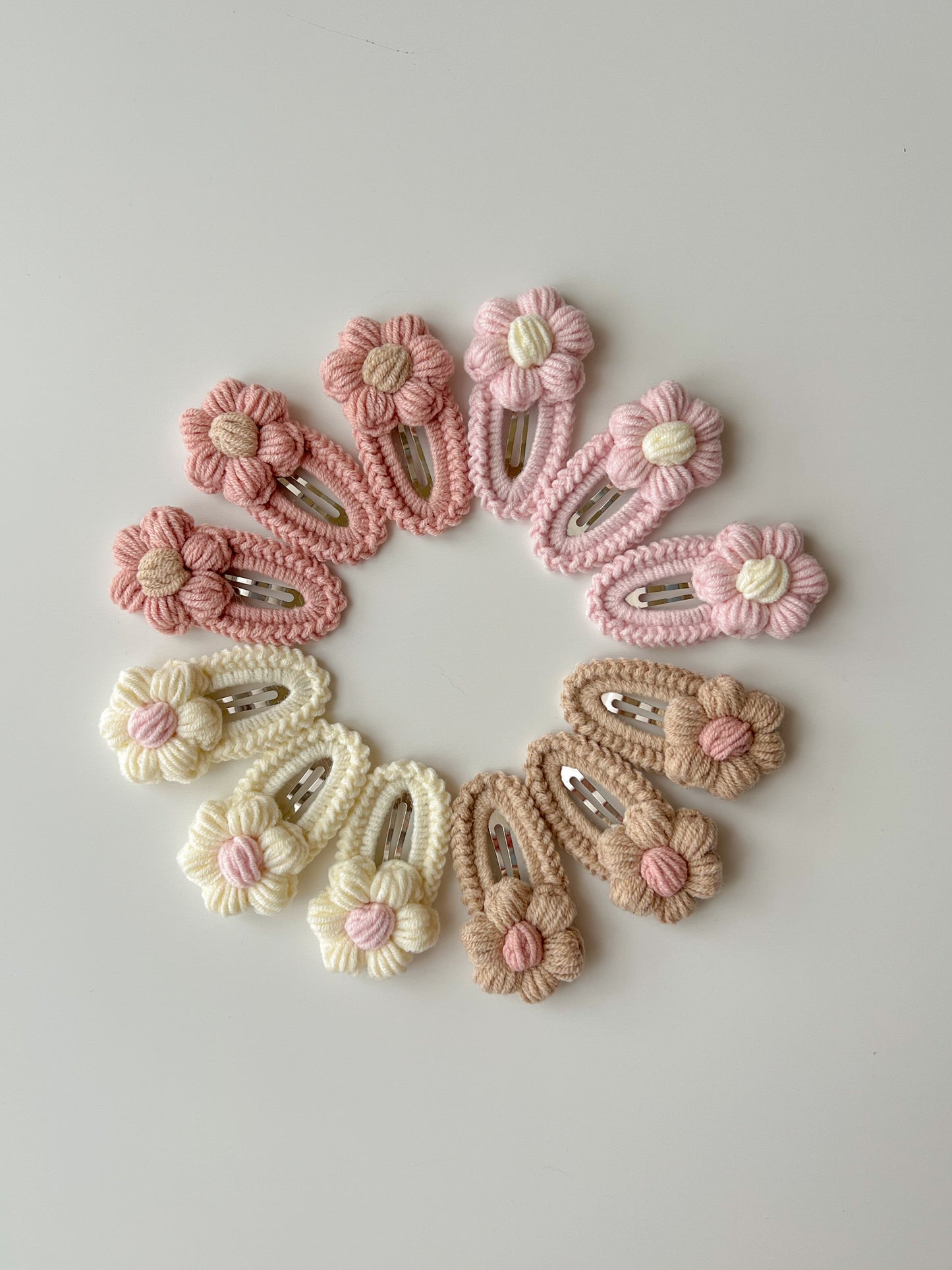 Clame croșetate - floricele pastelate