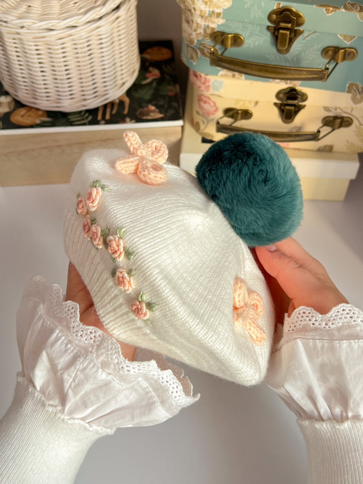 Bereta cu pompon si broderie