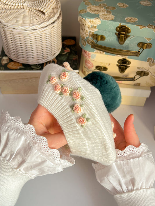 Bereta cu pompon si broderie