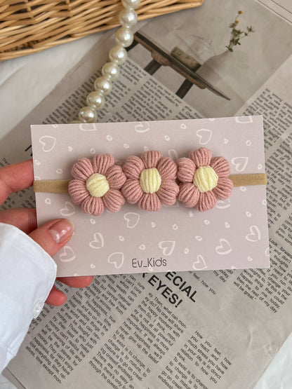 Bentiță pe elastic – Trei floricele crochet roz pudra