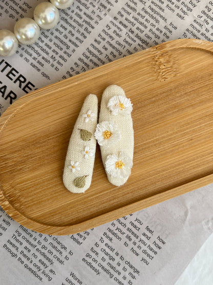 Agrafă Magică cu Broderie 🌸