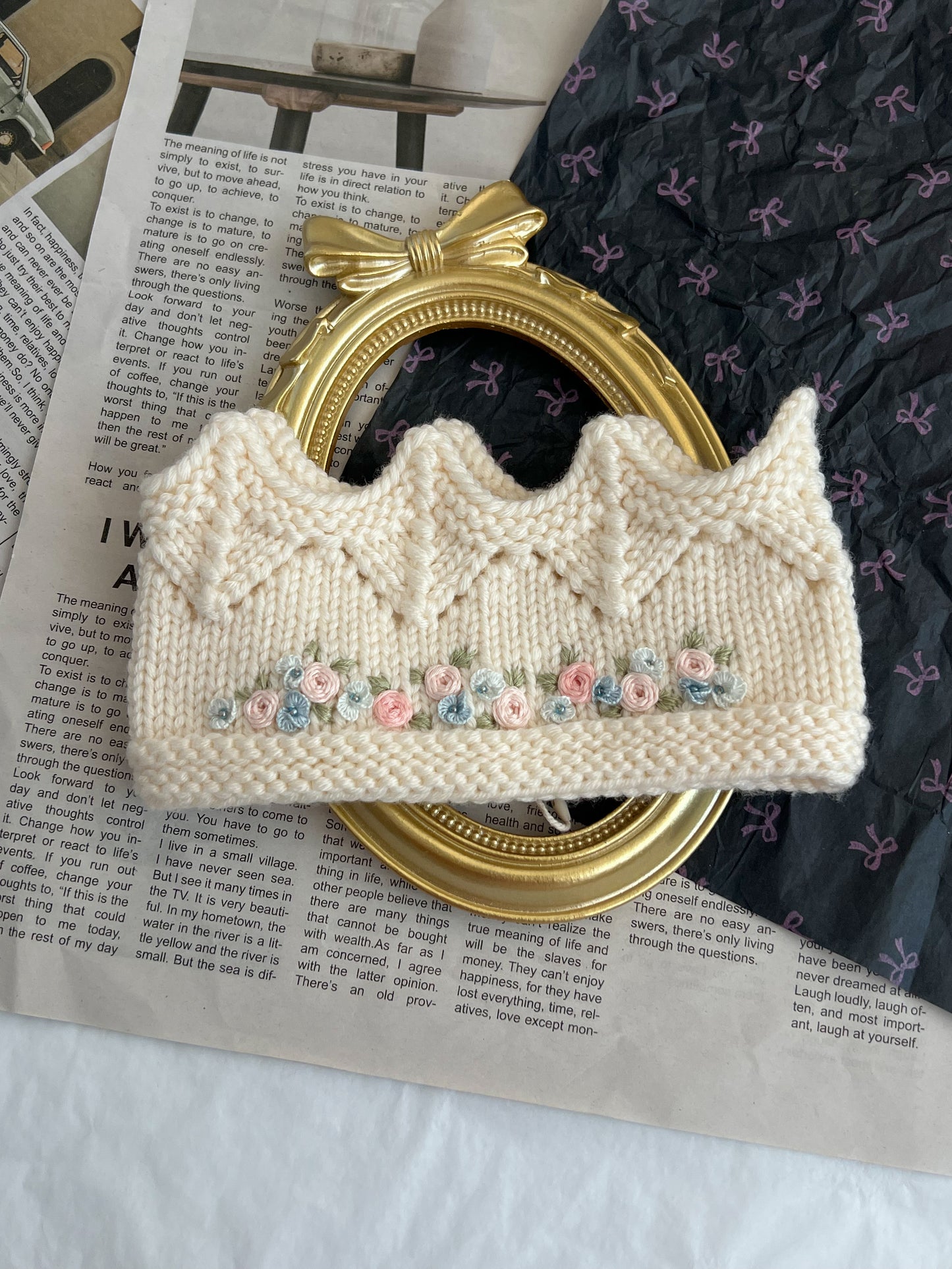 Bentiță tricotată manual tip Coroniță cu Broderie