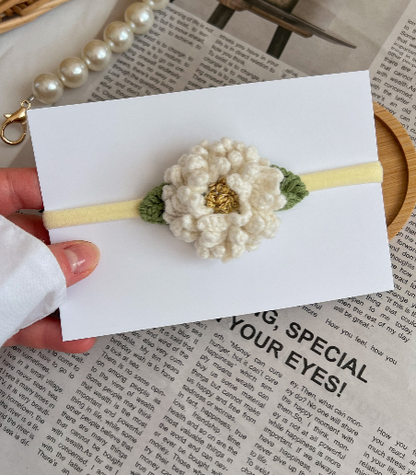 Bentiță pe elastic – Floare crochet albă
