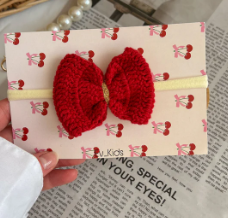 Bentiță pe elastic – Fundiță tricotată roșie
